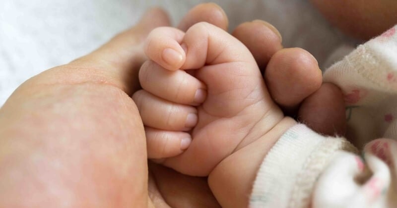 Depuis un an, ce couple d'hommes se bat pour avoir une prime de naissance comme tous les autres parents