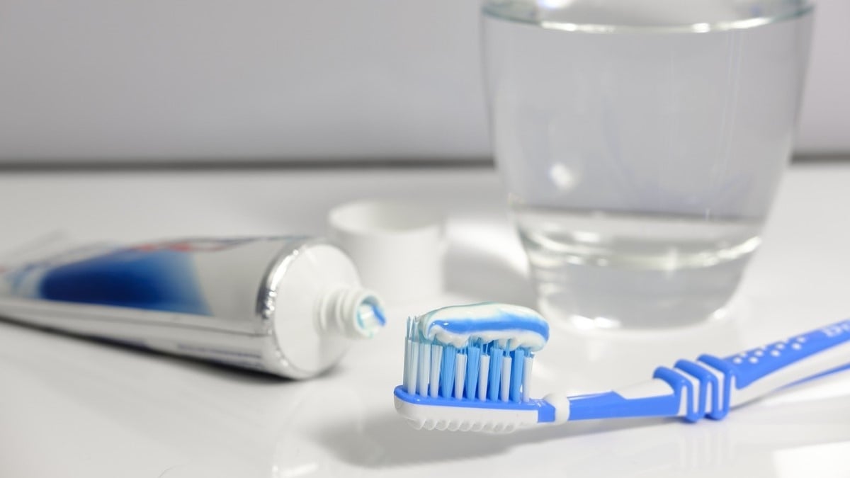 Faut-il mouiller sa brosse à dents avant ou après avoir mis le dentifrice ? La réponse des experts