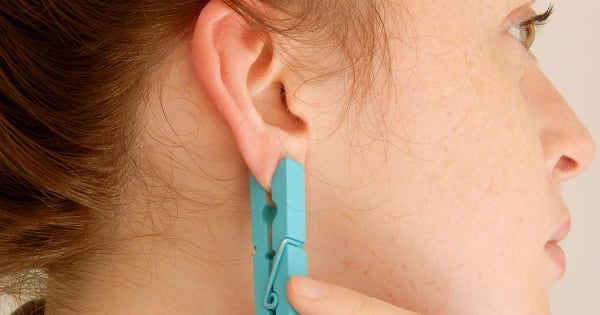 Une méthode incroyable pour soulager la douleur… avec une pince à linge sur votre oreille !