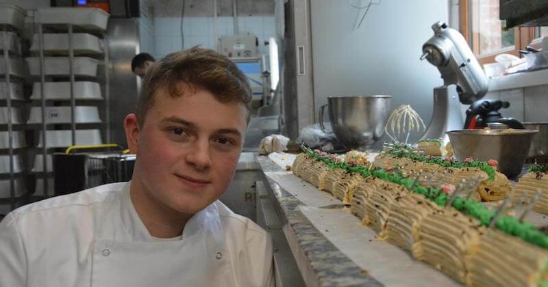 À 19 ans, il reprend la boulangerie de son village et fait même bosser ses parents
