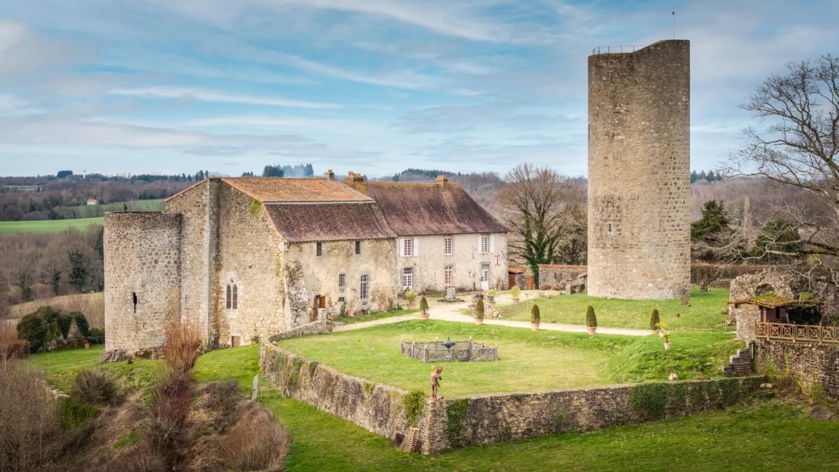 Que diriez-vous de vivre dans un château médiéval avec ses tours, remparts et donjons ?