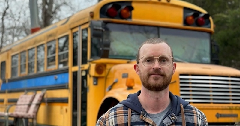 Il achète un bus scolaire et le transforme en une adorable maison sur roues, le résultat est à couper le souffle