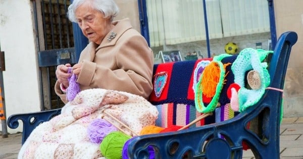À 104 ans, elle tague tout ce qui lui passe sous la main ! Découvrez cette artiste de rue, la plus âgée du monde !