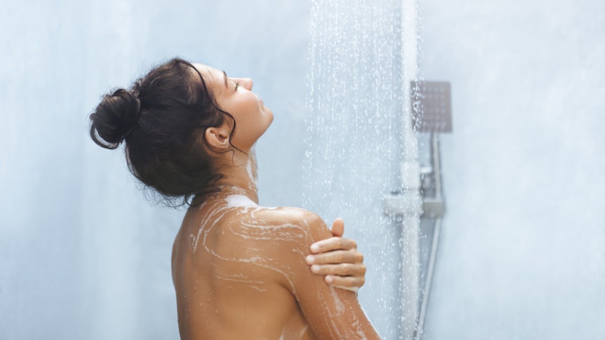 Une femme prend sa douche