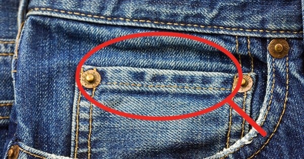La petite poche sur nos jeans a en fait une utilité ! Découvrez quoi, c'est plutôt pratique !