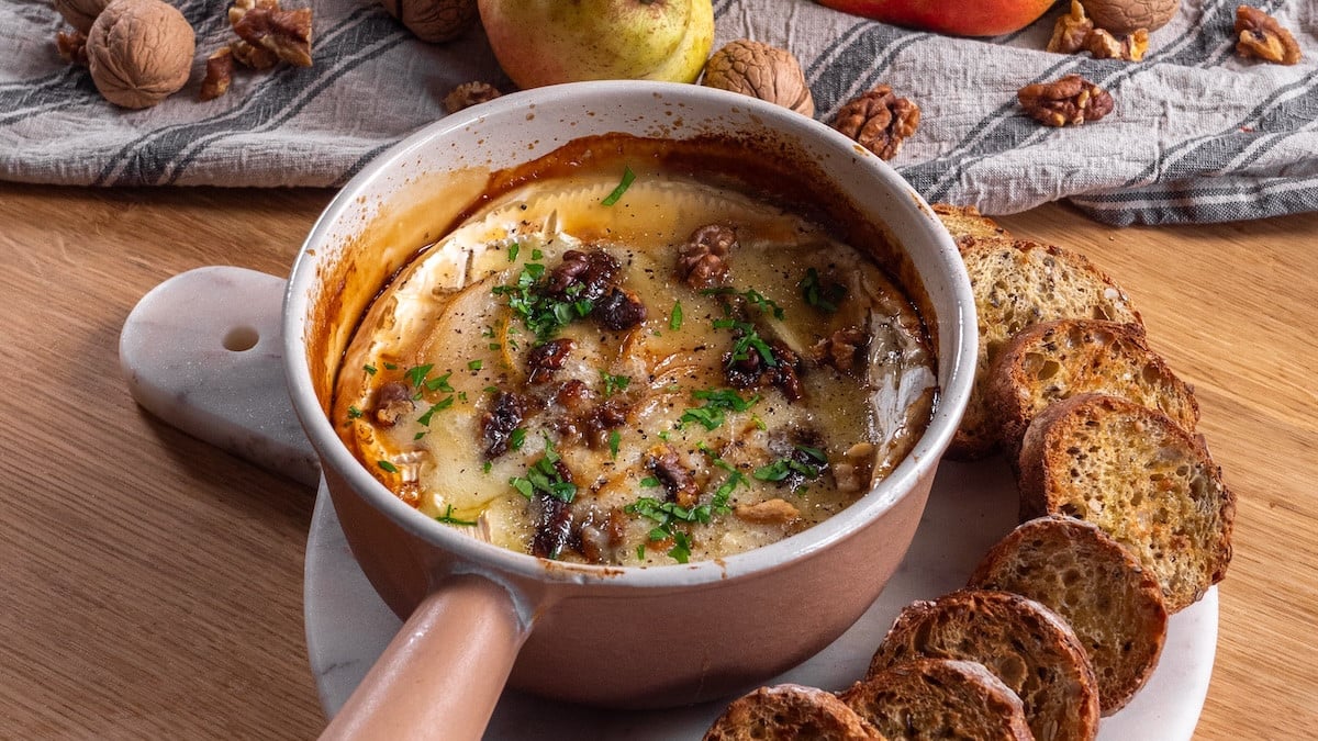 Brie rôti aux poires, noix et miel
