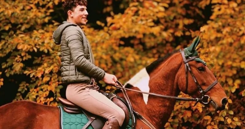 Face à la hausse des prix du carburant, il va au travail... à cheval !