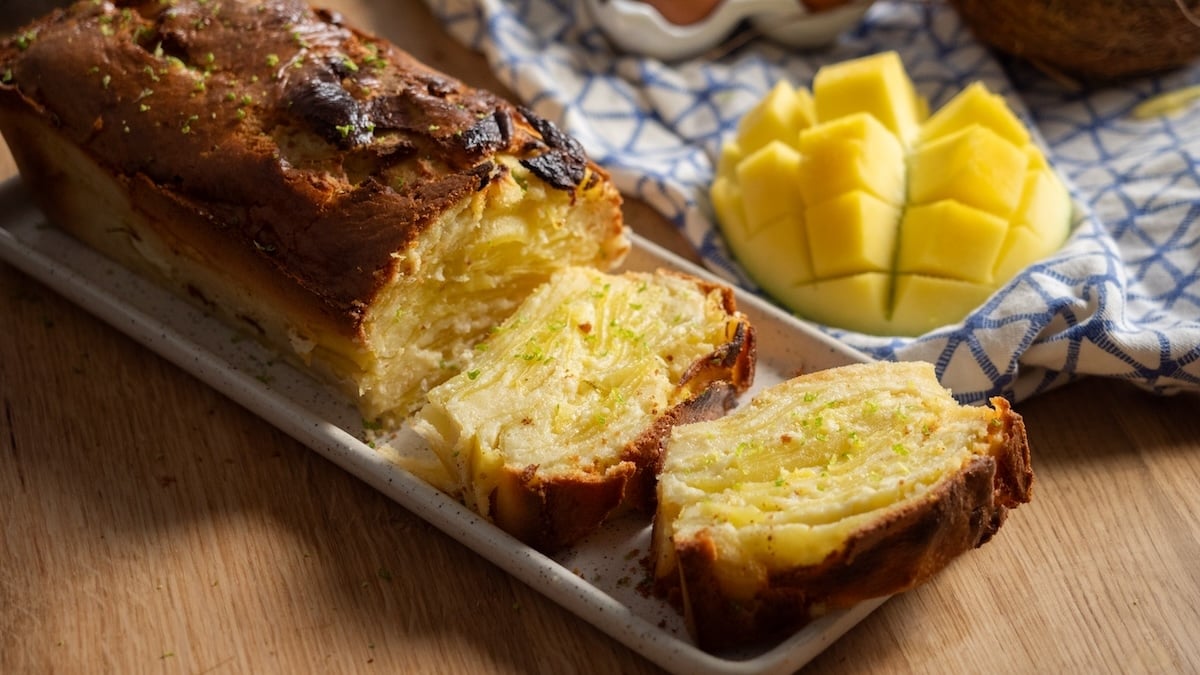 Ce cake invisible à la mangue, coco et citron vert est parfait pour un goûter gourmand et exotique !