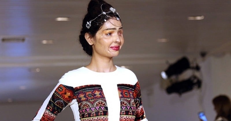 En Inde, des survivantes d'attaques à l'acide participent à un défilé de haute-couture 