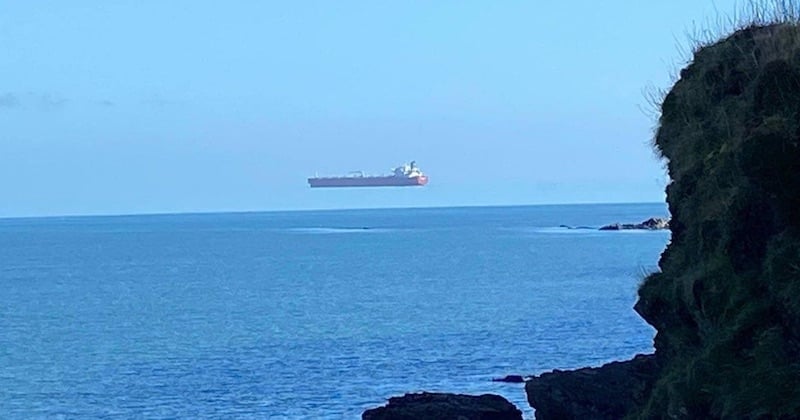 Cette incroyable illusion d'optique donne l'impression qu'un bateau flotte dans l'air, au-dessus de la mer