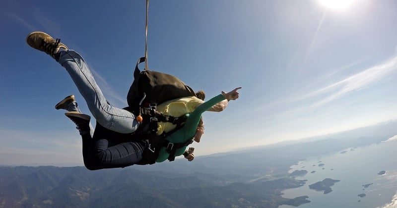 À 103 ans, cette grand-mère devient la personne la plus âgée au monde à effectuer un saut en parachute