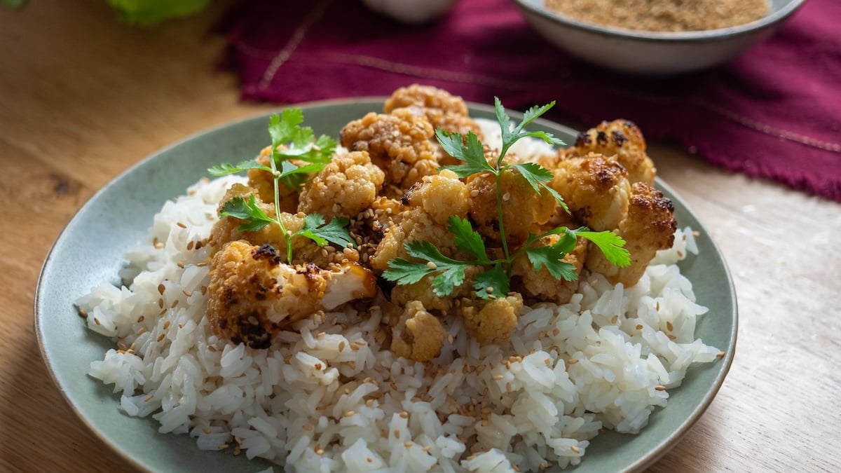 Dégustez ce merveilleux chou-fleur caramélisé au sésame, une recette originale et très gourmande !