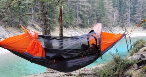 Très pratique pour voyager léger, cette tente se transforme en hamac et en poncho