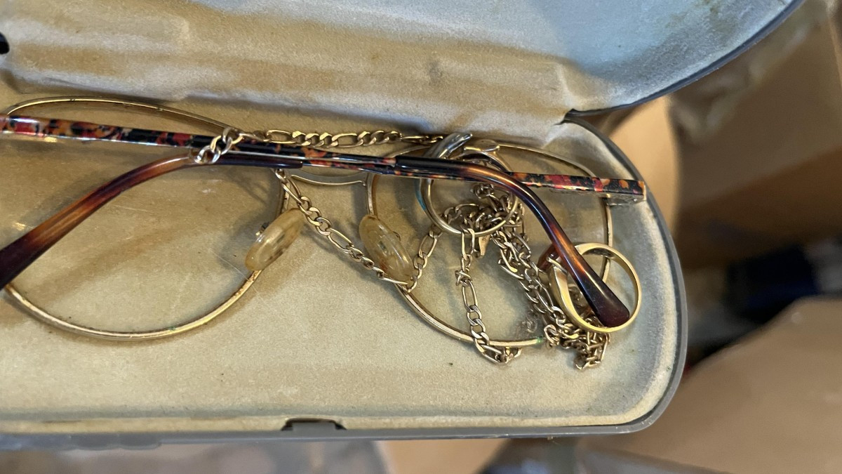 Elle achète une «boîte de camelote» dans une friperie et découvre un trésor à l'intérieur