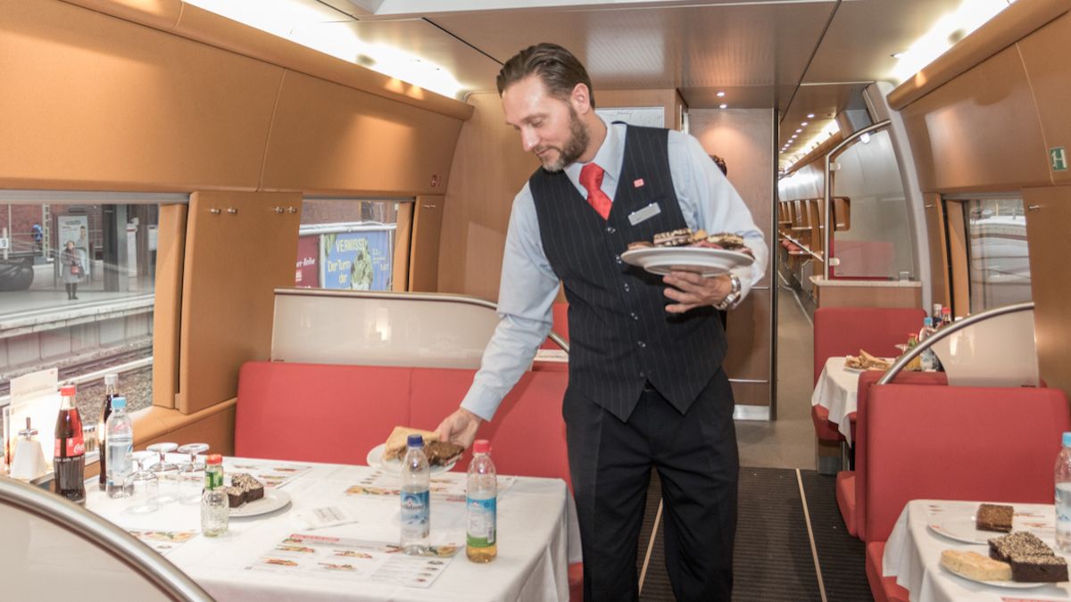 Employé de restauration dans un train, il récupère des aliments dans... la poubelle et les sert aux passagers