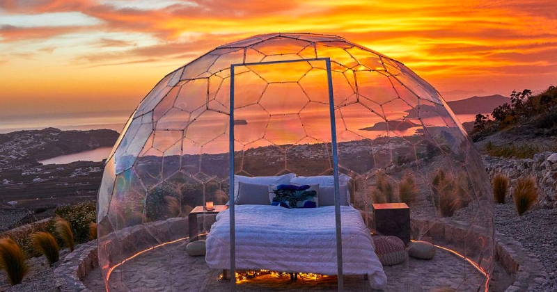 À Santorin, l'igloo de cet hôtel offre un cadre enchanteur pour une nuit avec une vue exceptionnelle