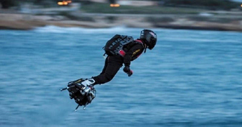 Ce Français invente le skateboard volant que le monde entier attend... mais se retrouve interdit de l'utiliser et le vendre, par les autorités ! Dégoûté, il doit quitter la France