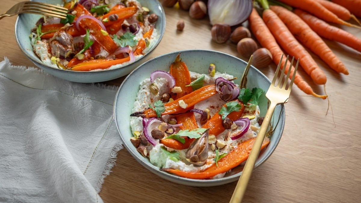 Voici comment réaliser votre labneh maison avec des carottes rôties pour un instant de gourmandise !