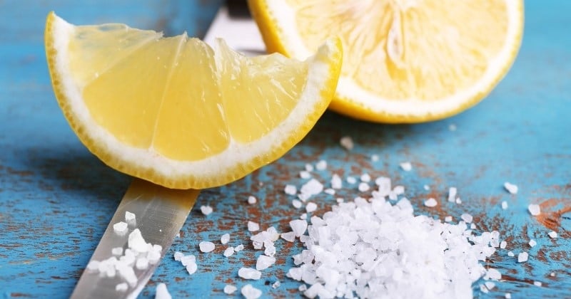 Comment utiliser le citron et le gros sel pour nettoyer la maison de manière efficace ? 