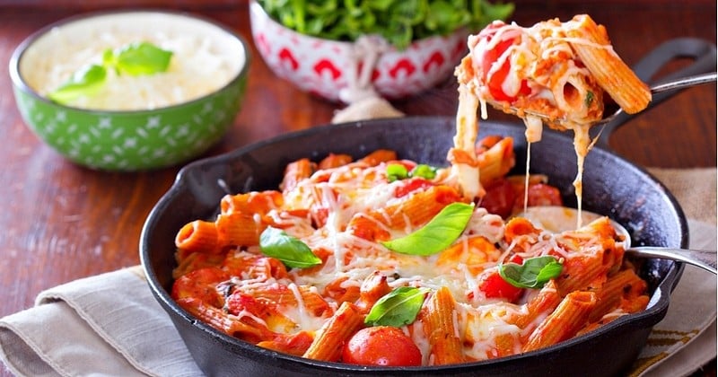 Rien de mieux qu'un gratin de Pennes complètes à la tomate et mozzarella pour un repas nourrissant !