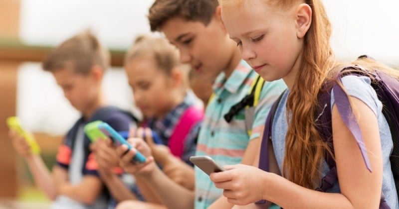 Donner un smartphone à votre enfant est « équivalent à lui offrir un gramme de cocaïne », affirme une experte des troubles de l'addiction