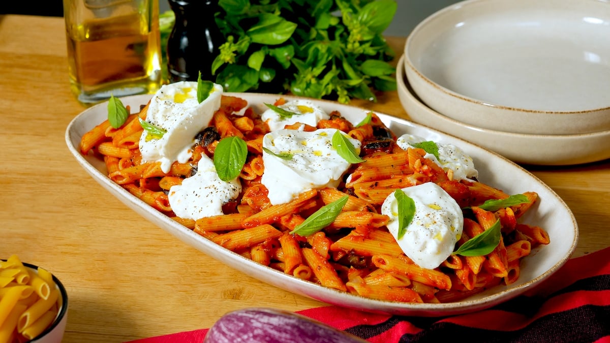 Pour un repas gourmand et facile à préparer, osez les pennes à la tomate, aubergine et burrata !