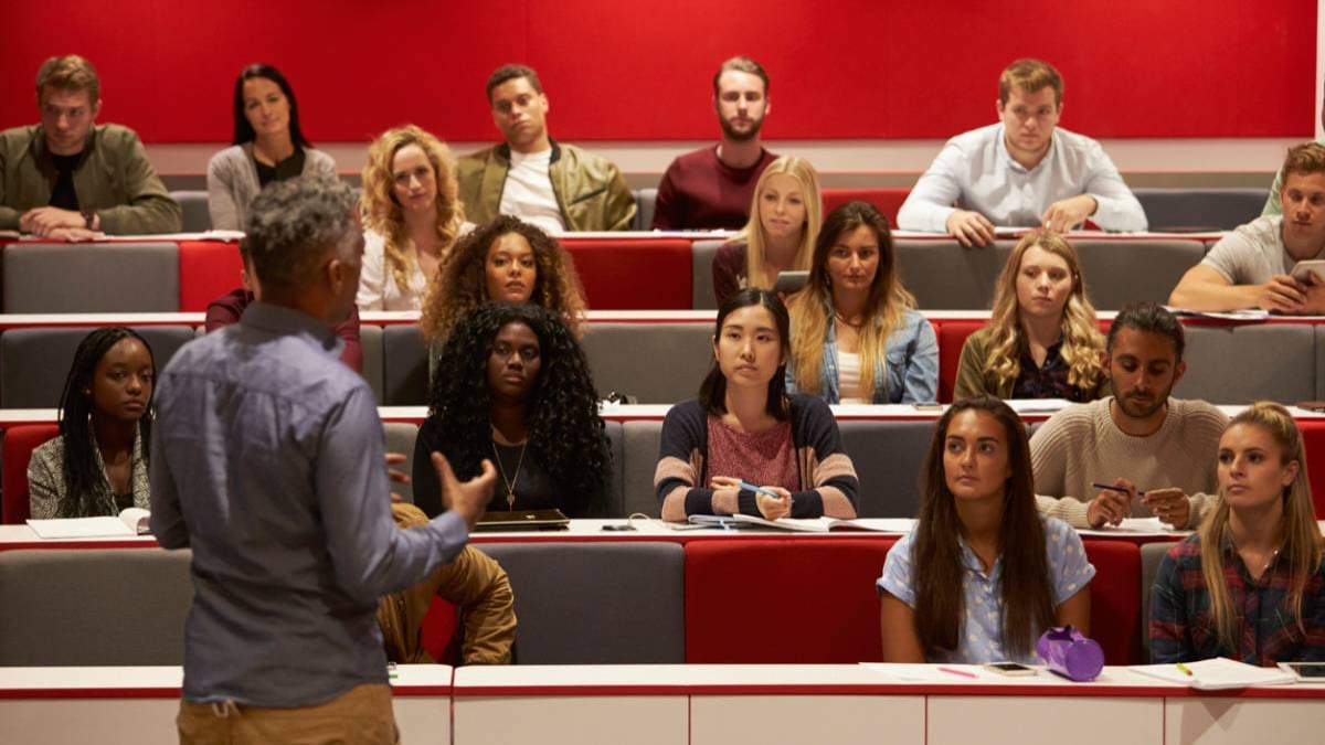 Amphithéâtre avec professeur et étudiants