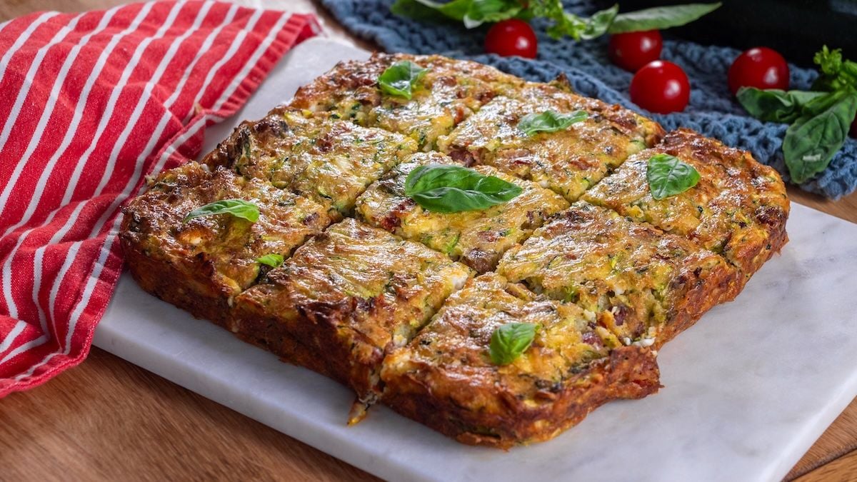 Laissez-vous emporter par les délices de ce brownie salé aux courgettes, lardons et tomates confites !