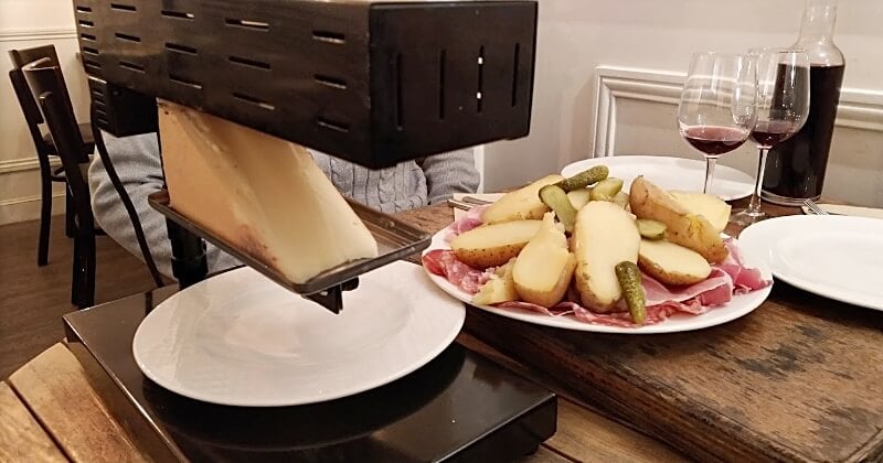 Manger de la raclette à volonté pour moins de 20 euros par personne ? Ce rêve devient possible dans ce restaurant parisien