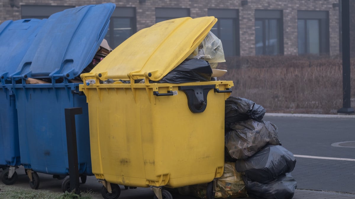 Ils jettent le corps de leur frère mort dans une poubelle pour ne pas payer ses obsèques  