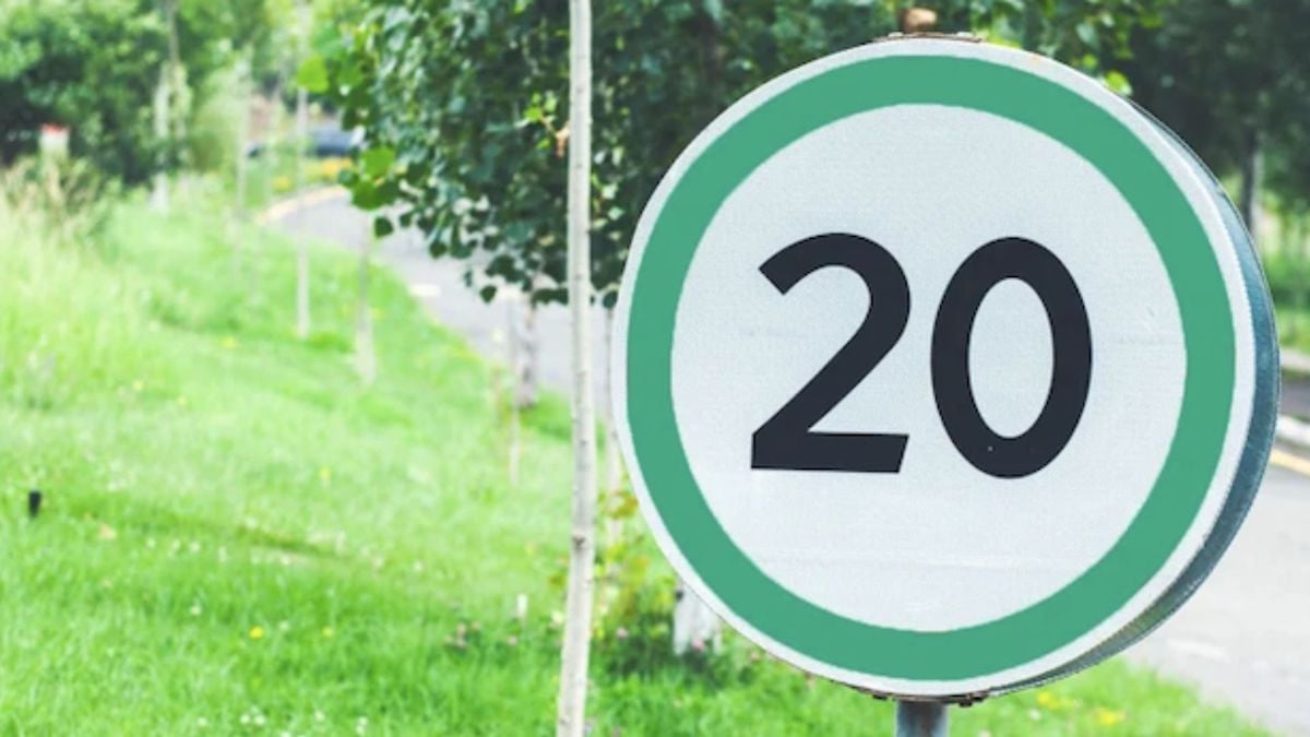 Un panneau de limitation de vitesse vert