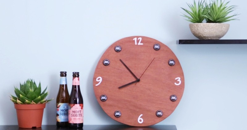 Réalisez facilement une horloge aux allures belges avec quelques capsules de bières Mort Subite !