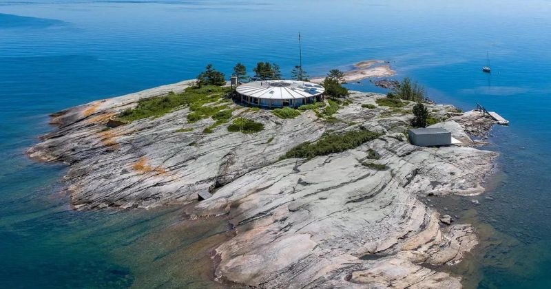 Cette superbe maison de 260 mètres carrés construite sur une île privée est en vente pour 1,9 million d'euros