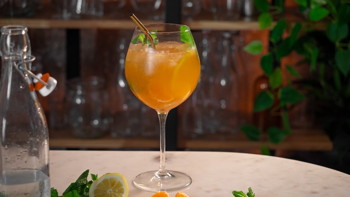 Pétillez de plaisir pour ce cocktail à la mandarine et fleur de sureau, une boisson délicieusement rafraîchissante !