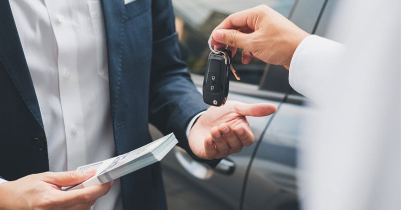 Il arnaque une dame âgée en lui rachetant sa voiture pour 600 euros avant de... la revendre une fortune