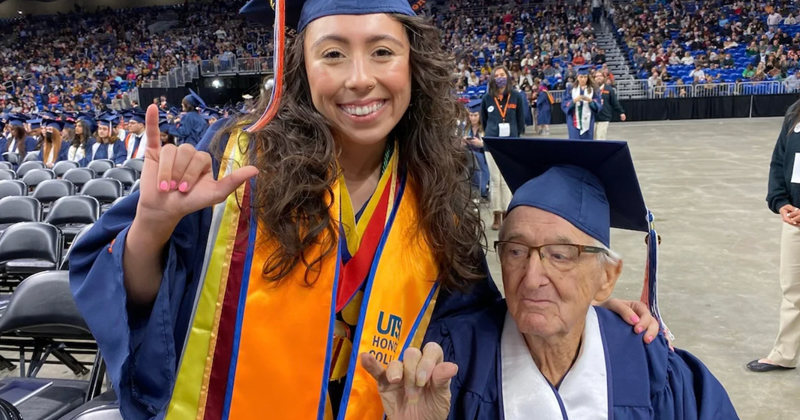 Du haut de ses 88 ans, il obtient son diplôme universitaire en même temps que sa petite fille 