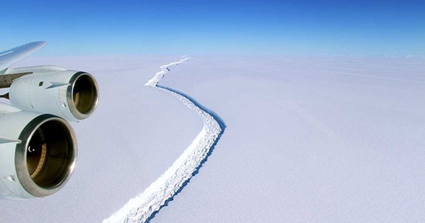 En Antarctique, une énorme fissure dans la glace, qui vient de s'agrandir de 17 kilomètres en quelques mois, inquiète beaucoup les scientifiques...