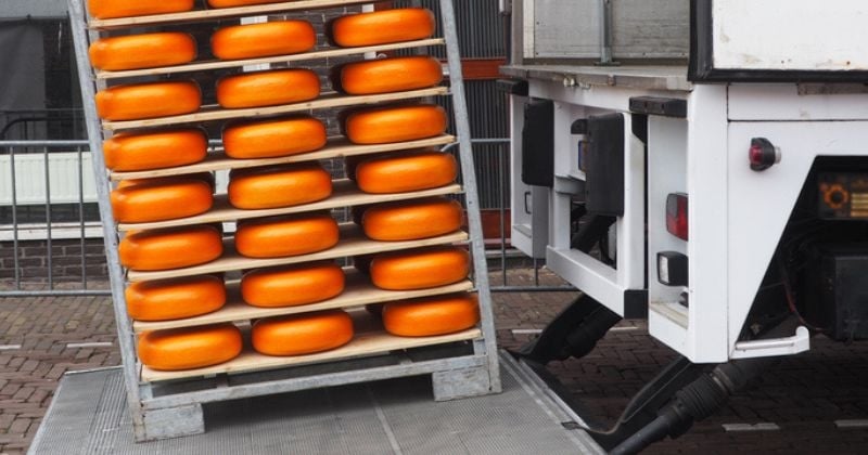 Deux hommes tombent dans les pommes après avoir ouvert un camion rempli de... fromages	