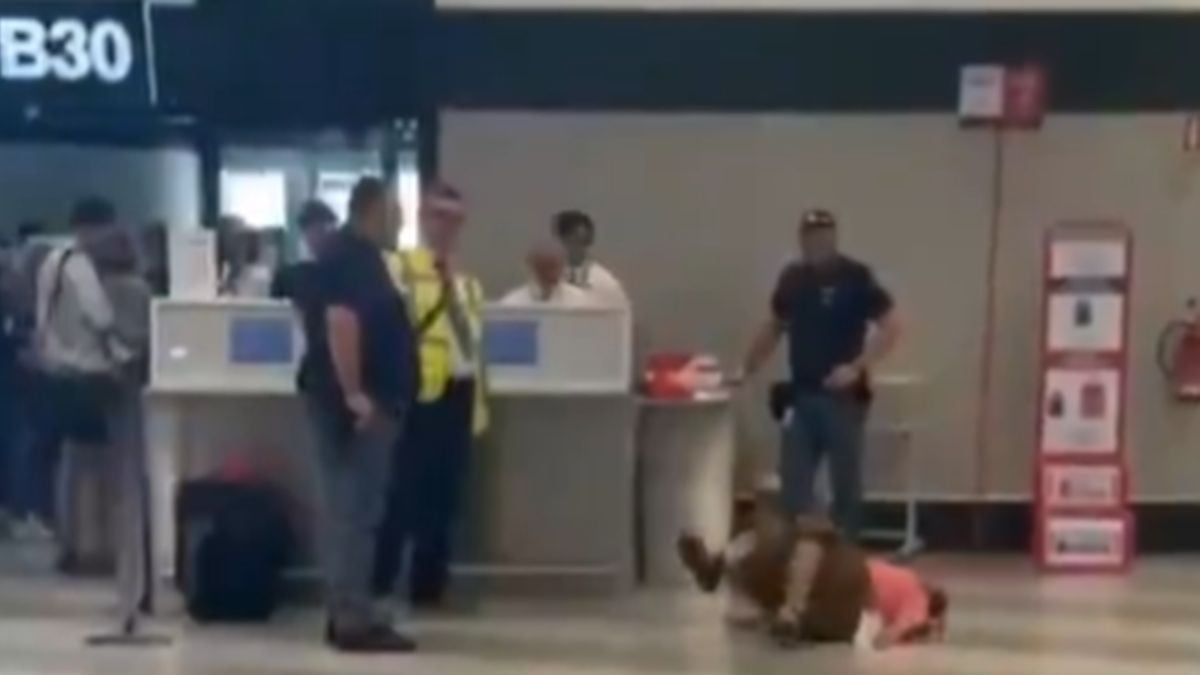 « Honteux » : elle se roule par terre en hurlant dans l'aéroport... car sa valise est trop lourde et devient la risée du web