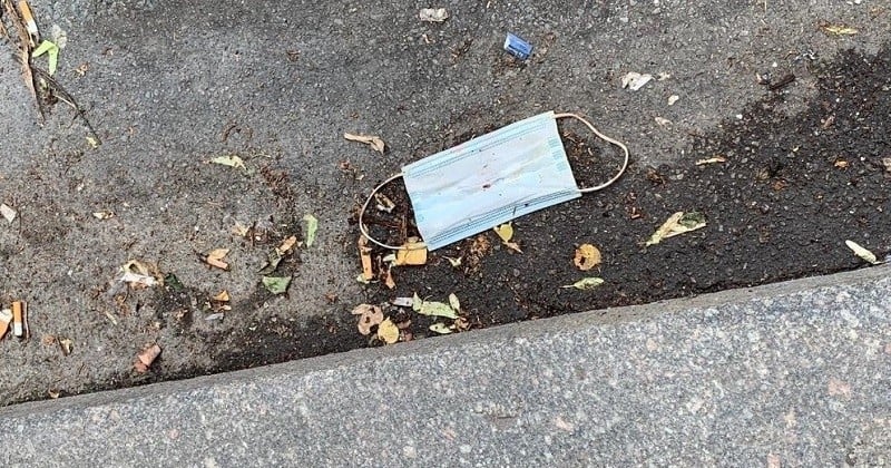 « C'est de l'incivisme » : à Paris, les rues jonchées de masques entraînent la colère des éboueurs