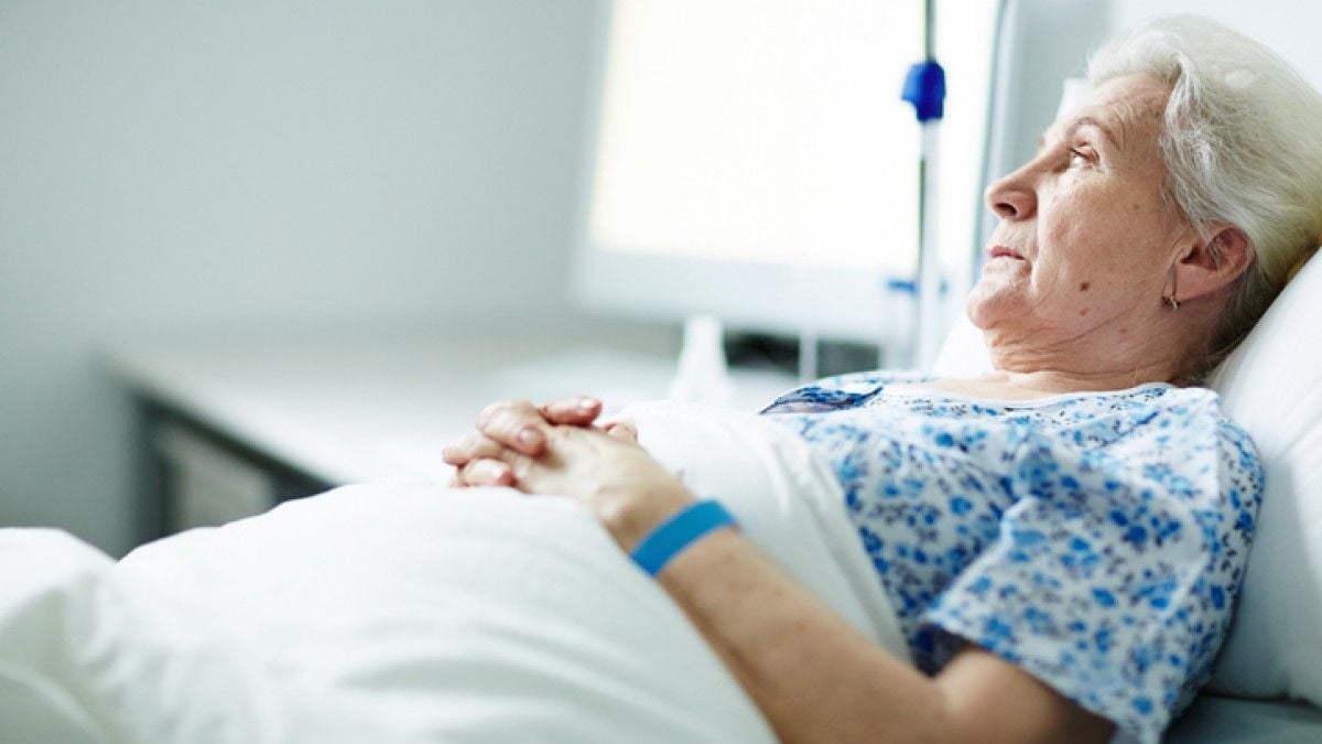 Une femme âgée hospitalisée