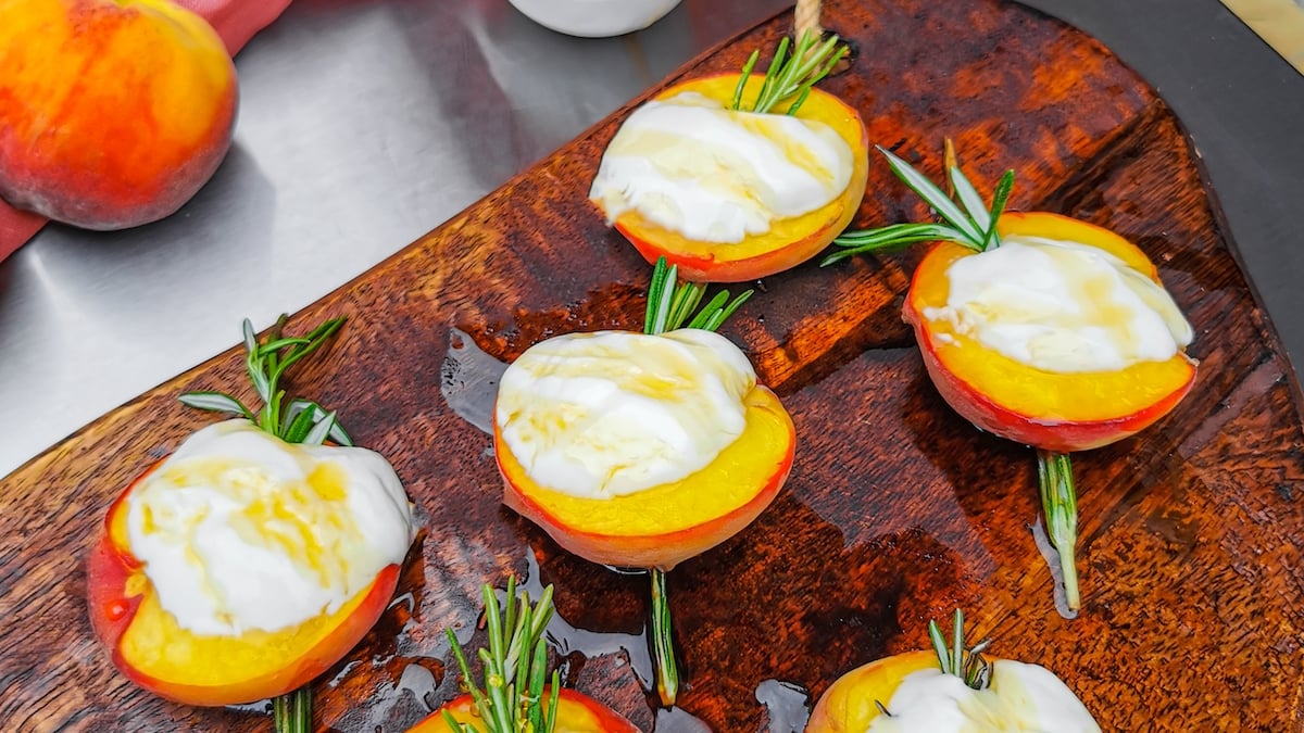 Des pêches rôties au miel et au romarin, le dessert estival et gourmand à goûter de toute urgence !