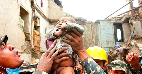 L'incroyable retour à la vie d'un bébé de 4 mois enseveli sous les ruines à Katmandou ! Ça donne des frissons...