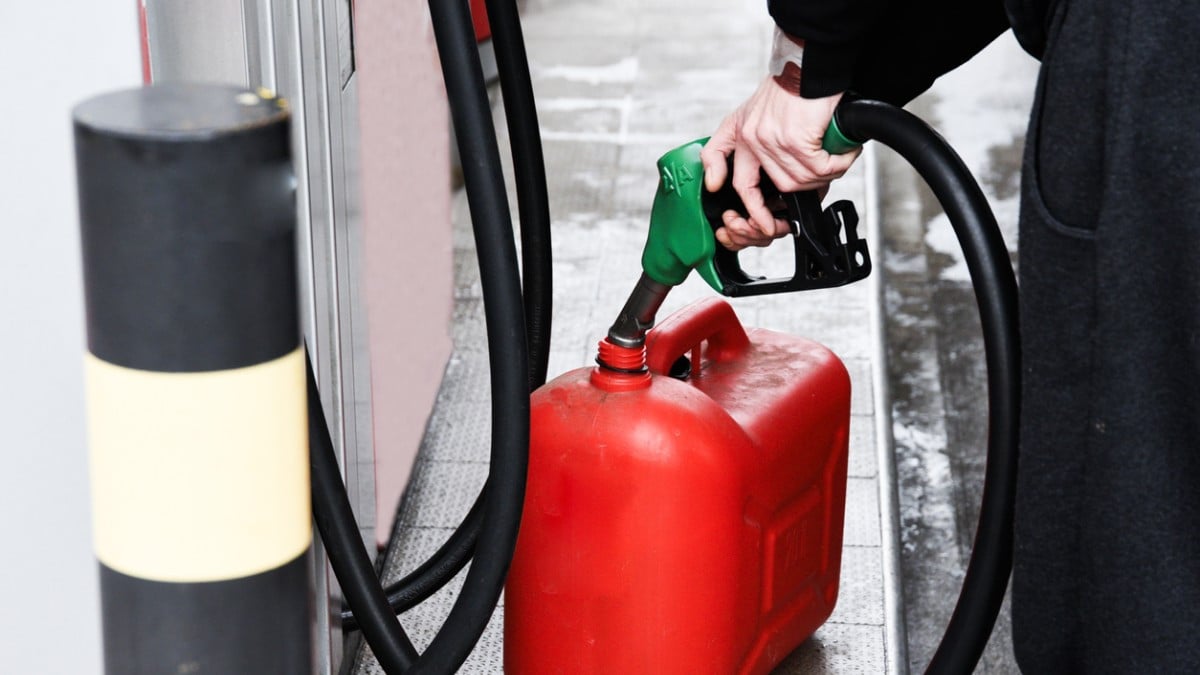 Une personne remplit un jerrican d'essence