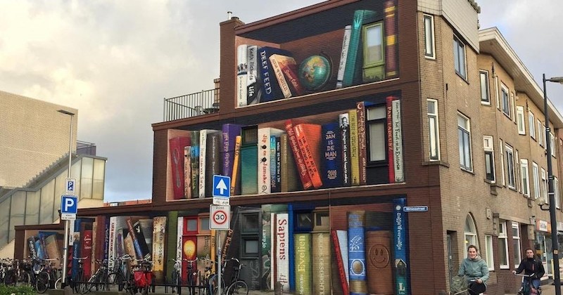 Aux Pays-Bas, ils illustrent en trompe-l'oeil les livres préférés des résidents sur la façade de leur immeuble