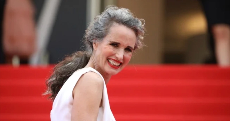 Comme d'autres actrices, Andie MacDowell explique pourquoi elle décide d'assumer ses cheveux gris malgré les réticences de son agent