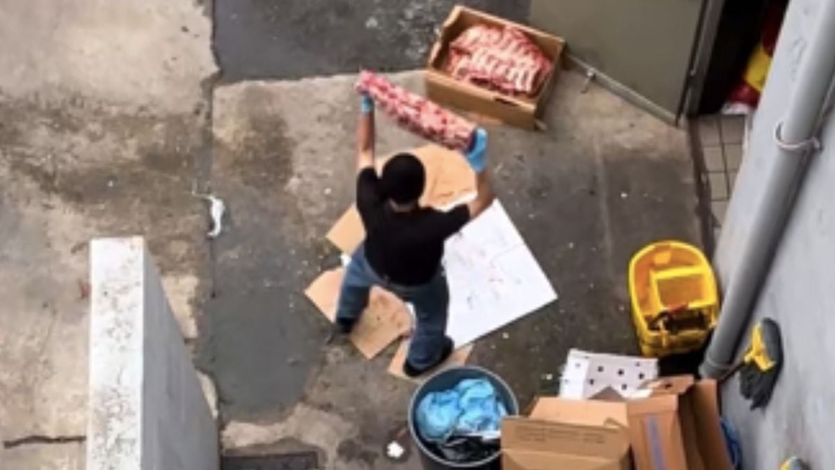 Un employé de restaurant jette sa viande congelée sur le sol avant de la servir, la vidéo fait scandale