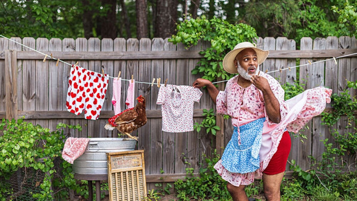 Ces fermiers tapent une pose sensuelle avec leurs poules pour un calendrier déjanté