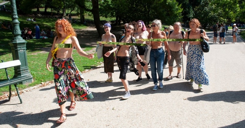 Paris : elles passent une après-midi seins nus dans un parc pour normaliser le corps de la femme
