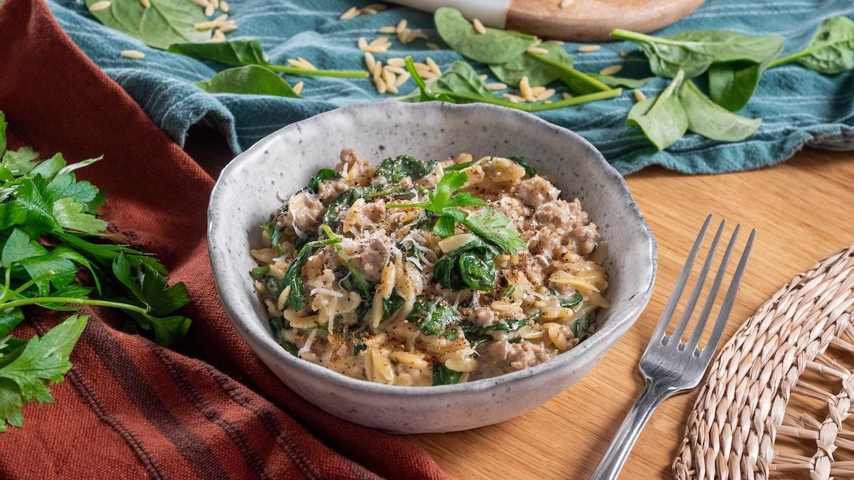 Orzotto aux épinards et à la saucisse